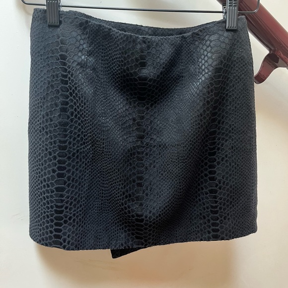 XS asymmetrical skirt in black snake skin. Like new. - Picture 2 of 4